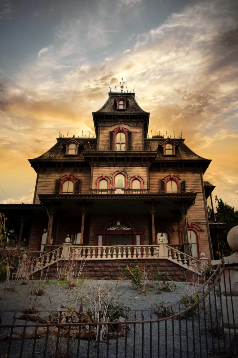 Vecchio edificio vittoriano simile alla casa della Famiglia Addams stagliato su cielo al tramonto
